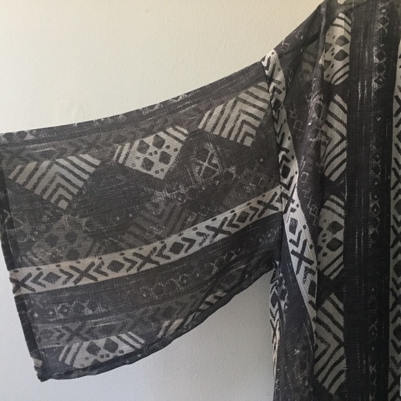 Hollister Flowy Tassel Sheer Kimono Top - Picture 5 of 7